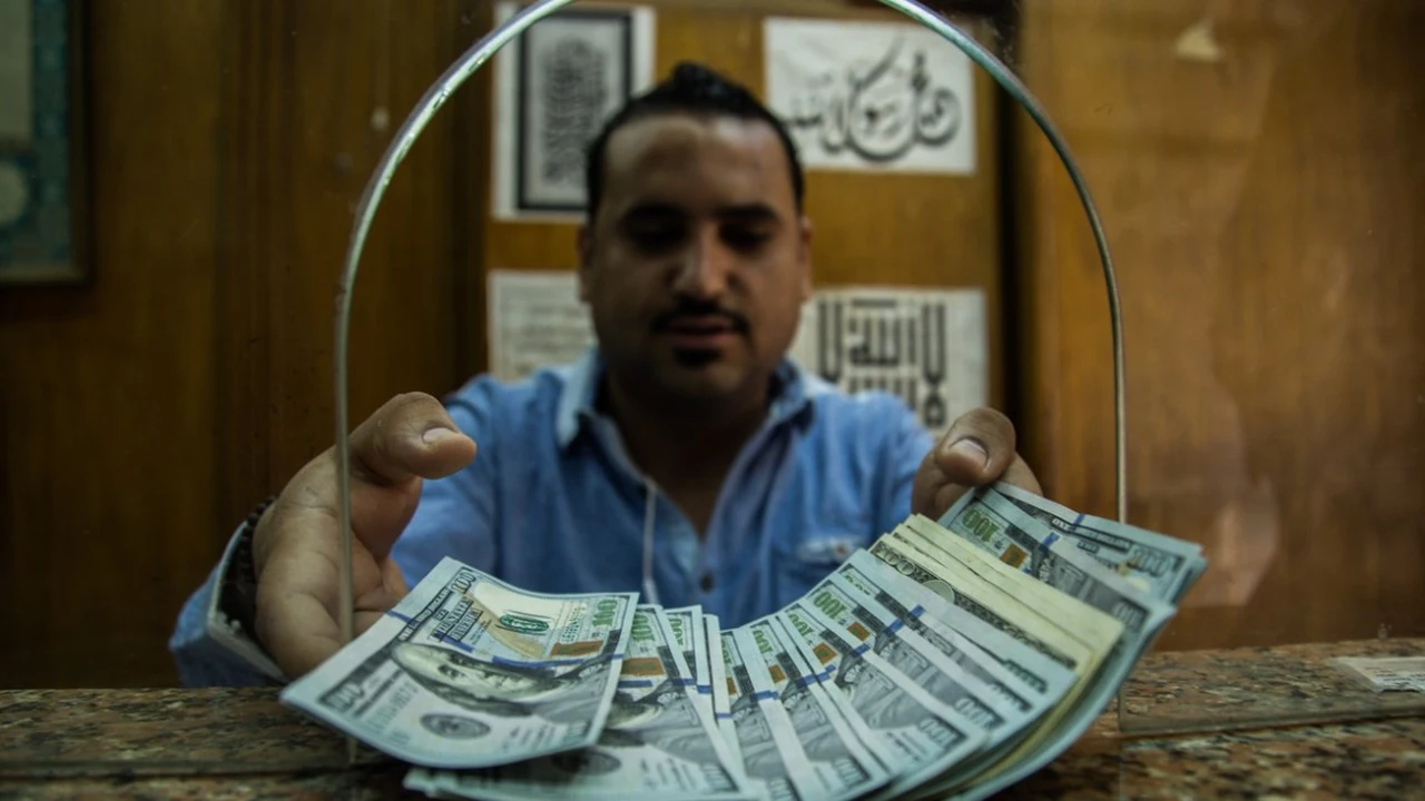 سعر الدولار يتغير مقابل الجنيه عقب استئناف التداولات اليوم الأحد